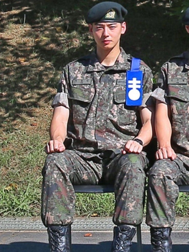 Viral foto Cha Eun Woo dalam balutan seragam militer. Ia telah ditunjuk sebagai komandan kompi.