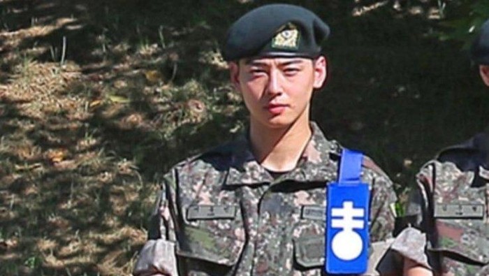 Viral foto Cha Eun Woo dalam balutan seragam militer. Ia telah ditunjuk sebagai komandan kompi.