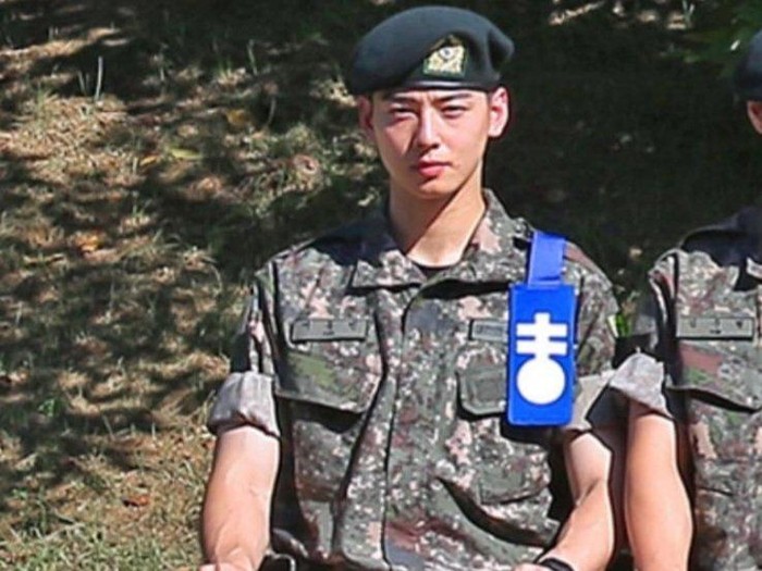 Viral foto Cha Eun Woo dalam balutan seragam militer. Ia telah ditunjuk sebagai komandan kompi.