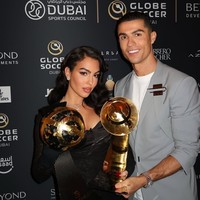 Cristiano Ronaldo Flexing Tubuh Kekar, Tak Pakai Baju Usai Sauna