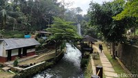 Untuk tiket masuknya cukup murah, yakni Rp 10.000 untuk orang dewasa dan Rp 5.000 untuk anak-anak. Sedangkan untuk jam operasionalnya dimulai dari pukul 08.00 WIB sampai pukul 16.00 WIB.