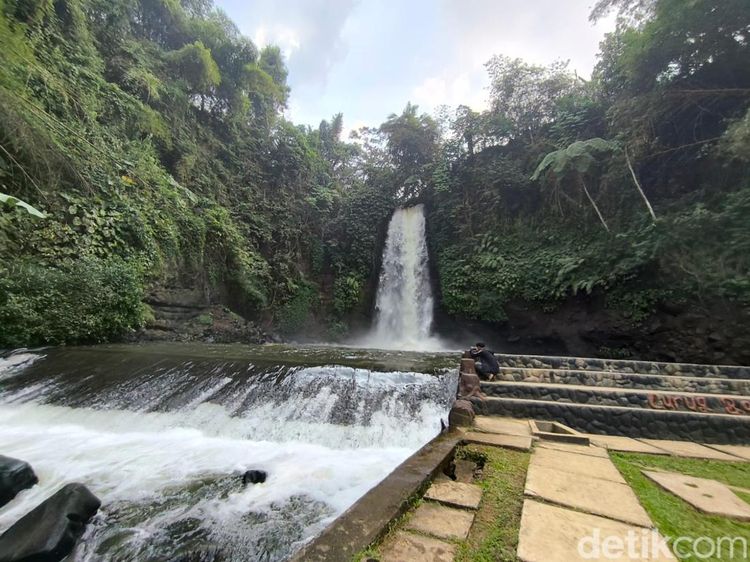 Pesona Keindahan Curug Bangkong Kuningan