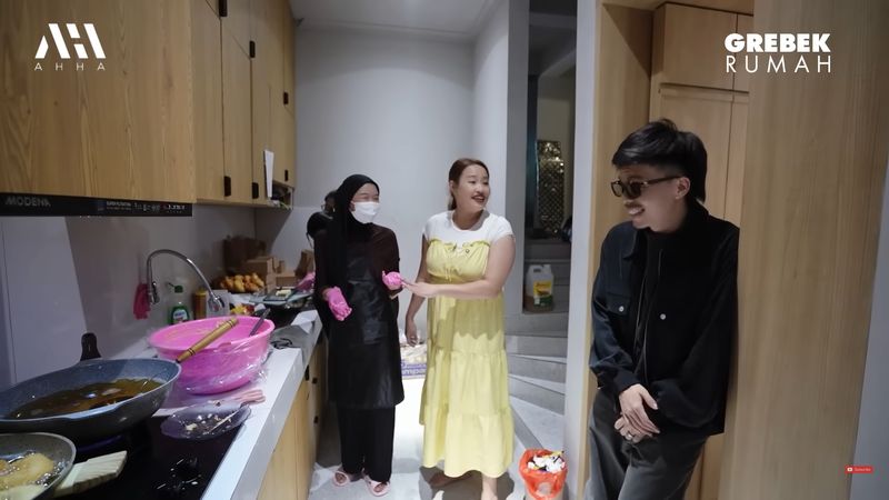Suasana dapur Pinkan Mambo.