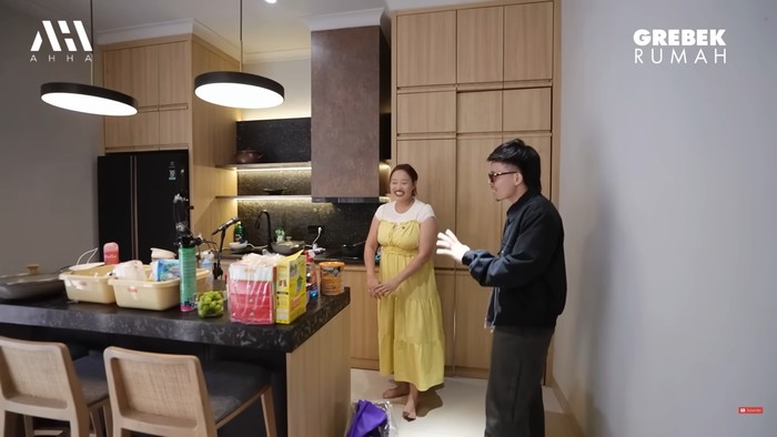 Suasana dapur Pinkan Mambo.