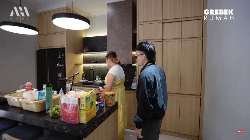 Suasana dapur Pinkan Mambo.