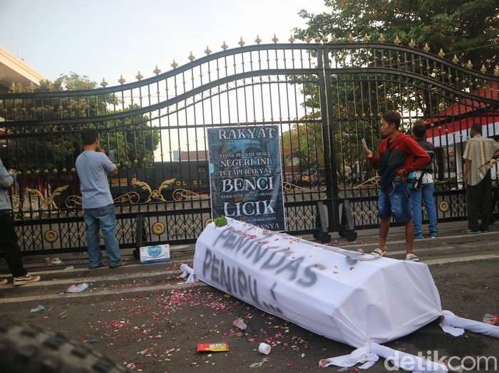 Suasana di depan Kantor Bupati Pati menjelang aksi demo hari ini, Rabu (13/8/2025).