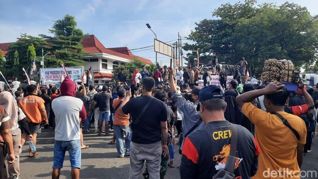 Suasana aksi demo di depan kantor Bupati Pati, Rabu (13/8/2025).