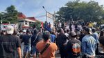 Massa Pendemo Bupati Sudewo Duduki Gedung DPRD Pati