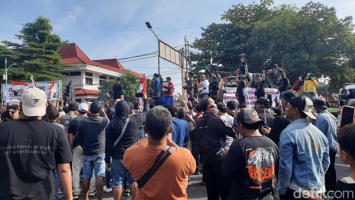 Demo Bupati Pati Suasana aksi demo di depan kantor Bupati Pati, Rabu (13/8/2025).