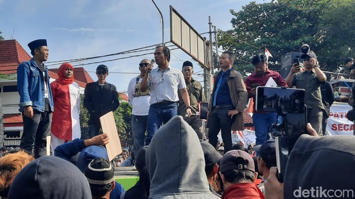 Suasana aksi demo di depan kantor Bupati Pati, Rabu (13/8/2025).