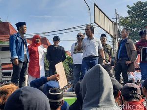 Padati Kantor Bupati Pati, Massa Desak Sudewo Mundur!