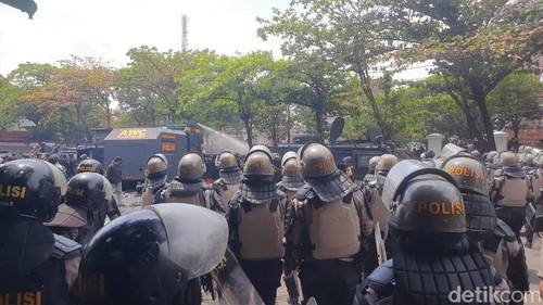 Polisi tembakkan water canon ke arah pengunjuk rasa di Kantor Bupati Pati, Rabu (13/8/2025).