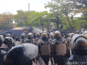Pati Memanas! Massa Lempar Botol ke Kantor Bupati, Gedung DPRD Diduduki