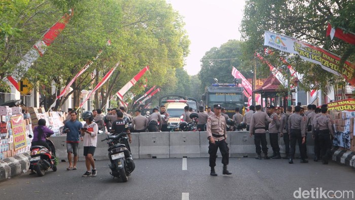 Polisi mengalihkan lalin sekitar Kantor Bupati Pati jelang demo hari ini, Rabu (13/8/2025).