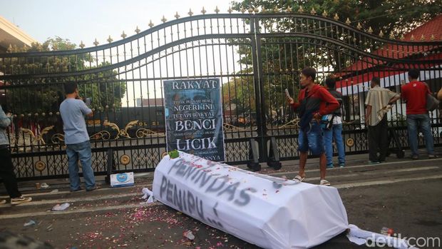 Massa mulai berdatangan di depan Kantor Bupati Pati jelang demo hari ini, Rabu (13/8/2025).