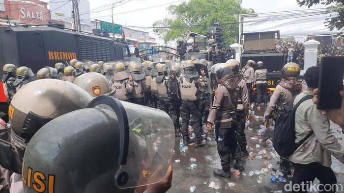Suasana demo di depan Kantor Bupati Pati, Rabu (13/8/2025). Nampak polisi mulai bergerak ke arah massa.