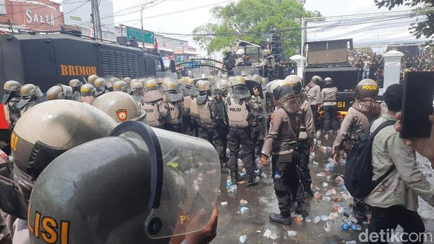 Suasana demo di depan Kantor Bupati Pati, Rabu (13/8/2025). Nampak polisi mulai bergerak ke arah massa.