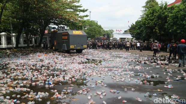 Botol air mineral menumpuk di halaman Kantor Bupati Pati, imbas demo hari ini, Rabu (13/8/2025).