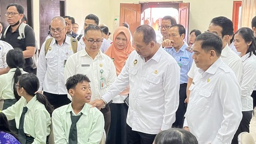 Deputi V Bidang Komunikasi dan Informasi Kemenkopolkam, Marsekal Muda TNI D Eko Indarto, dalam kunjungannya ke SMKN 2 Denpasar, Rabu (13/8/2025). (Rizki Setyo/detikBali)
