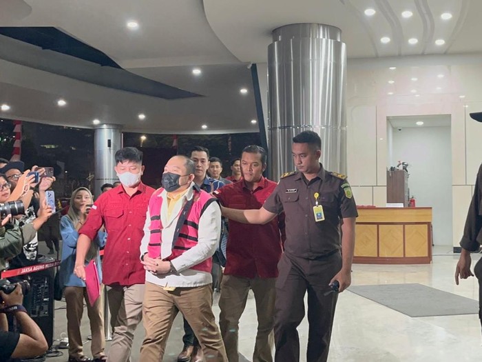 Direktur Utama PT Sri Rejeki Isman (Sritex), Iwan Kurniawan Lukminto, ditahan Kejagung usai ditetapkan tersangka kasus dugaan pemberian korupsi kredit bank, Rabu (13/8/2025).