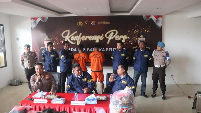 Dua pembunuh wartawan di Pangkalpinang dihadirkan saat jumpa pers.