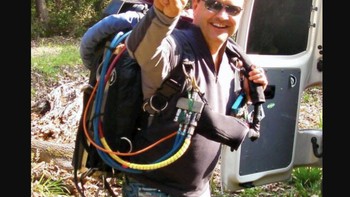 Di usia 45 tahun, Eric Establie rekam jejaknya mengesankan. Ia penyelam profesional dan penjelajah gua, punya perusahaan teknik bawah air dan relawan operasi penyelamatan gua. Namun di 2010, ia terjebak di balik batu dalam misi solo memetakan terowongan bawah tanah Ngarai Ardeche. Ahli memperkirakan Establie dapat bertahan hingga dua minggu dalam sistem terowongan. Seminggu setelah menghilang, tim penyelamat mendengar suara ketukan dari balik batu, memberi harapan ia masih hidup. Sayang, suara ketukan itu ternyata akustik gua dan jasad Establie ditemukan 8 hari kemudian. Foto: Le Dauphine