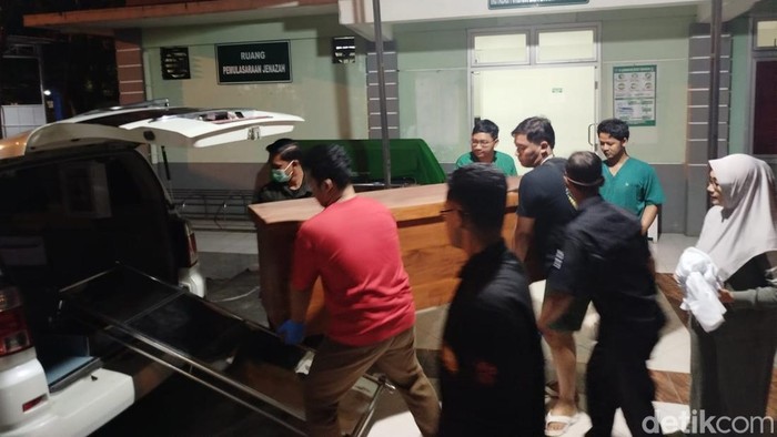 Evakuasi mayat yang ditemukan di hutan jati Ponorogo