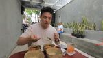 Fero Walandouw Cicip Sate hingga Bubur Bakar saat Jadi Host Acara Kuliner