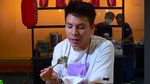 Fero Walandouw Cicip Sate hingga Bubur Bakar saat Jadi Host Acara Kuliner