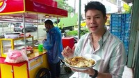 Sebelum terjun ke dunia politik, ia pernah menjadi host program kulineran ‘Makan Receh’ yang tayang di Trans7. Foto: Instagram/@fero_walandou dan YouTube/Makan Receh