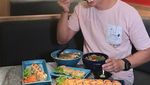 Fero Walandouw Cicip Sate hingga Bubur Bakar saat Jadi Host Acara Kuliner