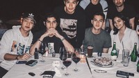 Ini momen Fero Walandouw saat nongkrong di sebuah bar bersama teman-temannya. Terlihat ada Al Ghazali, Rizky Nazar, hingga Verrel Bramasta. Foto: Instagram/@fero_walandou dan YouTube/Makan Receh