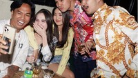 Tak hanya itu, Fero Walandouw juga dikenal supel. Ada momennya saat hangout dan kulineran bersama rekan sesama artis, seperti yang tampak pada foto ini. Foto: Instagram/@fero_walandou dan YouTube/Makan Receh