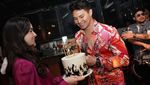 Fero Walandouw Cicip Sate hingga Bubur Bakar saat Jadi Host Acara Kuliner