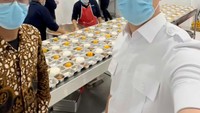 Tak main-main di dunia politik, Fero Walandouw ikut mengawasi jalannya program Makanan Bergizi Gratis (MBG). Ini momennya saat mengunjungi dapur (MBG). Foto: Instagram/@fero_walandou dan YouTube/Makan Receh