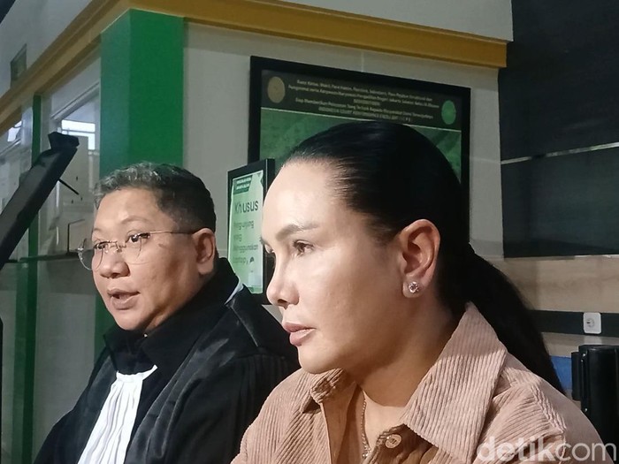 Fitri Salhuteru dengan pengacara Vadel Badjideh di PN Jakarta Selatan.
