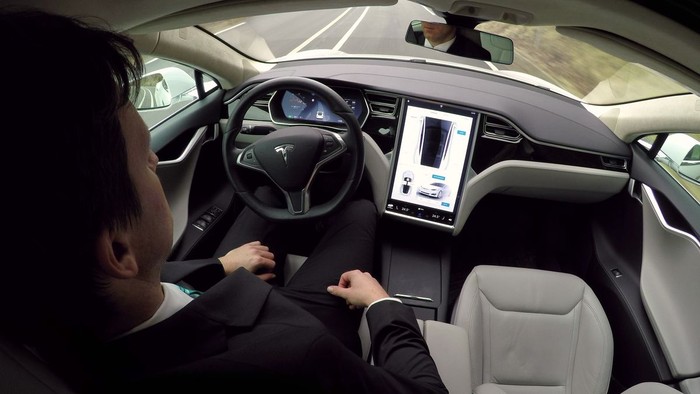Fitur otonom Tesla.