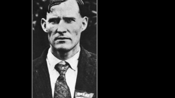 Floyd Collins penjelajah gua amatir, tapi kematiannya bisa dibilang menjadikannya penjelajah gua paling terkenal. Di 1925, Collins terjebak di tempat yang sekarang Taman Nasional Gua Mammoth di Kentucky. Floyd terjebak 17 hari di Gua Pasir. Reporter mewawancarai Collins dari gua tersebut dan mendistribusikannya melalui telegraf ke seluruh negeri. Siaran radio terus-menerus memberi informasi terbaru tentang kondisi Collins. Tertarik dengan situasi tersebut, puluhan ribu wisatawan berbondong ke sana, membeli makanan dan suvenir. Setelah 18 hari, tim penyelamat mencapai Collins, tapi terlambat. Dia dikenang karena menciptakan sensasi. Foto: Wikipedia
