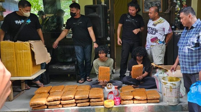 Foto: Barang bukti narkoba jenis ganja yang disita petugas berikut pelaku (Dok BNN Riau)