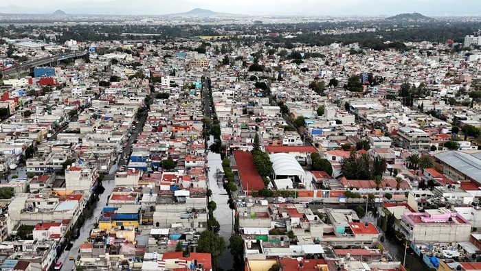 Foto Udara Banjir Besar Rendam Jalanan di Meksiko A drone view shows vehicles on flooded streets, following unprecedented rainfall, in Nezahualcoyotl, on the outskirts of Mexico City, Mexico, August 12, 2025. REUTERS/Henry Romero
