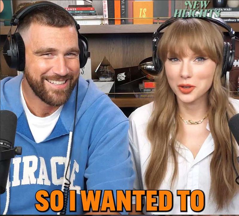 Gaya Mewah Taylor Swift di Podcast Travis Kelce Gaya mewah Taylor Swift di podcast Travis Kelce.