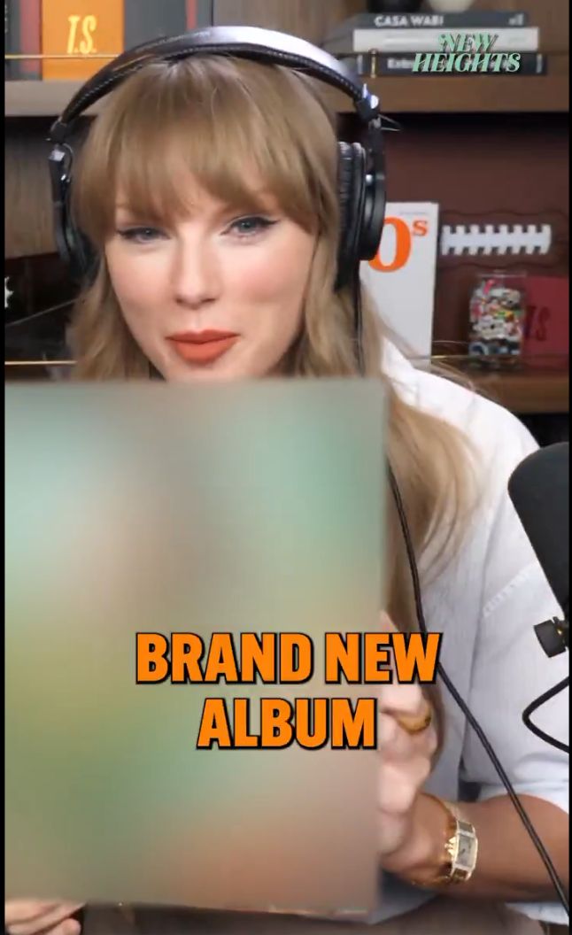 Gaya mewah Taylor Swift di podcast Travis Kelce.