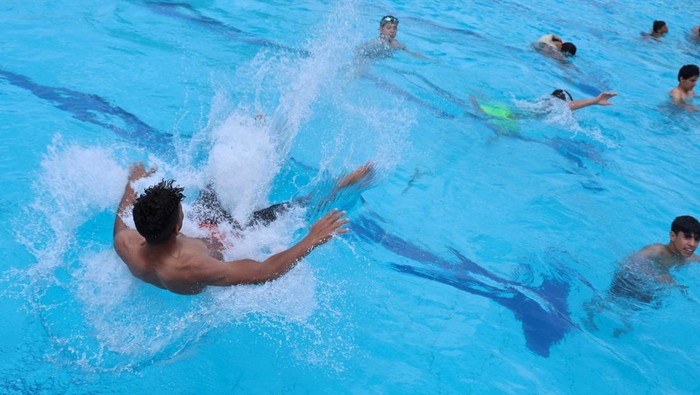 Gelombang Panas Terjang Sanaa, Kolam Renang Diserbu Pengunjung Boys jump into a swimming pool seeking relief from the summer heat, in Sanaa, Yemen, August 7, 2025. REUTERS/Khaled Abdullah