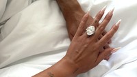 Tak main-main, pesepak bola kelahiran Portugal itu memberikan cincin berlian besar untuk Georgina Rodriguez. Yes I do. In this and in all my lives, tulis Georgina pada unggahan momen ini. Foto: Instagram georginagio