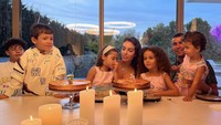 Begini potret kompak Georgina dan Cristiano Ronaldo saat merayakan ulang tahun salah seorang anak mereka yang ke-7. Terlihat ada kue mirip pie dengan lilin angka 7. Foto: Instagram georginagio