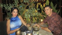 My cute love, tulis Georgina di keterangan foto. Momen manis ini dibagikan saat keduanya menikmati makan malam bersama di Riyadh. Foto: Instagram georginagio