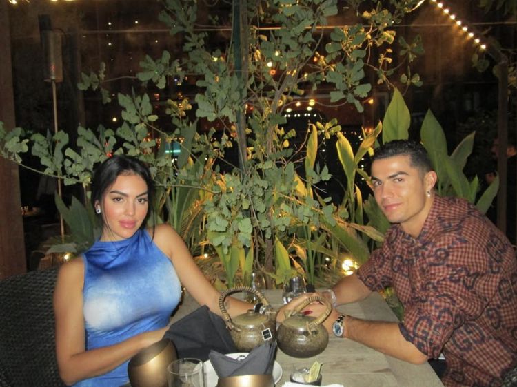 Potret Georgina Rodriguez saat Makan Bareng CR7 dan Masak Omelet