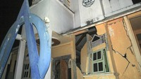 Badan Penanggulangan Bencana Daerah (BPBD) Sarmi melaporkan gempa berkekuatan Magnitudo 6,4 itu menyebabkan sejumlah bangunan roboh dan merusak fasilitas umum. ANTARA FOTO/Gusti Tanati 