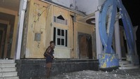 Bangunan yang menjadi pusat ibadah warga setempat itu terlihat retak di beberapa bagian dan sebagian struktur dindingnya roboh. ANTARA FOTO/Gusti Tanati
