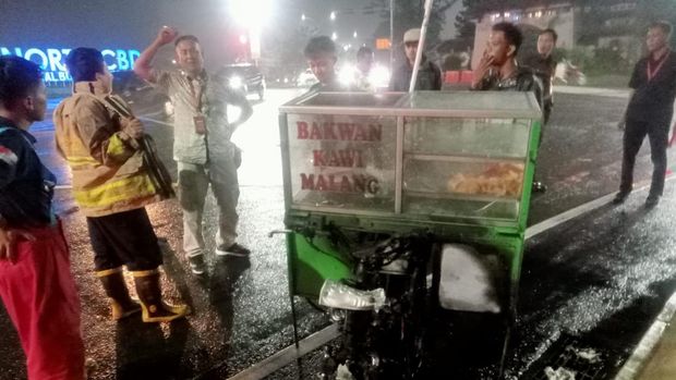 Gerobak motor pedagang bakso terbakar di Bogor